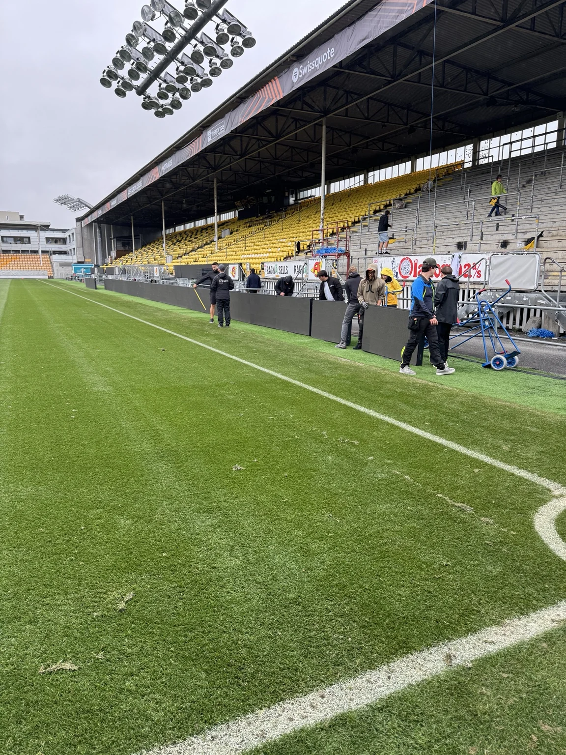 Riggarbeid langs banen foran tribunen