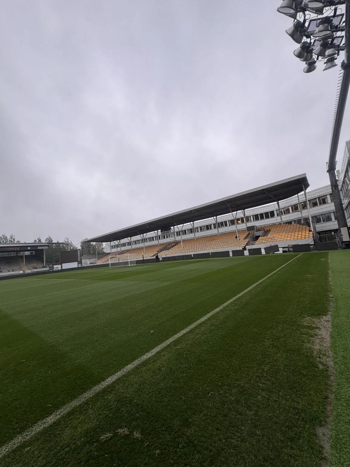Åråsen Stadion sett fra banen