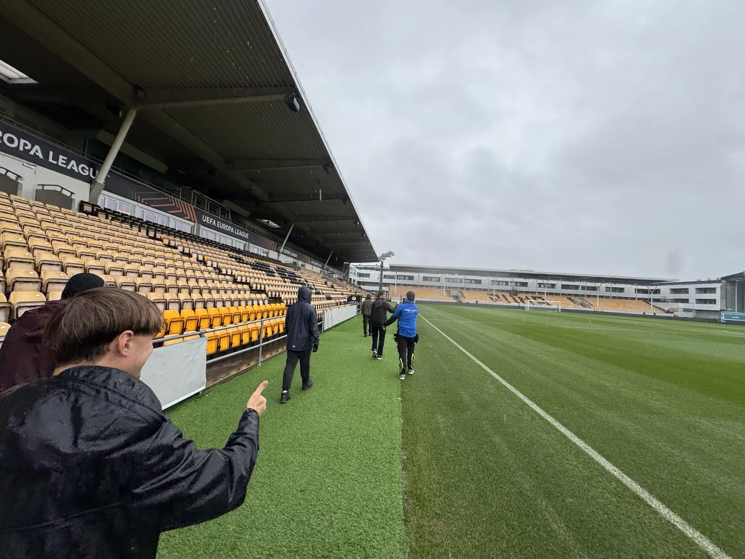 Crew under arbeid med LED-skjermer langs banen på Åråsen