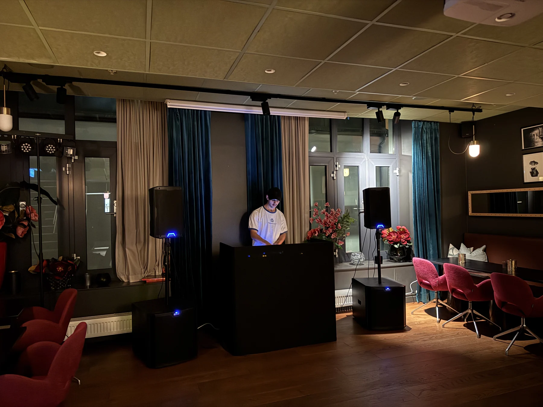 DJ-oppsett i selskapslokale