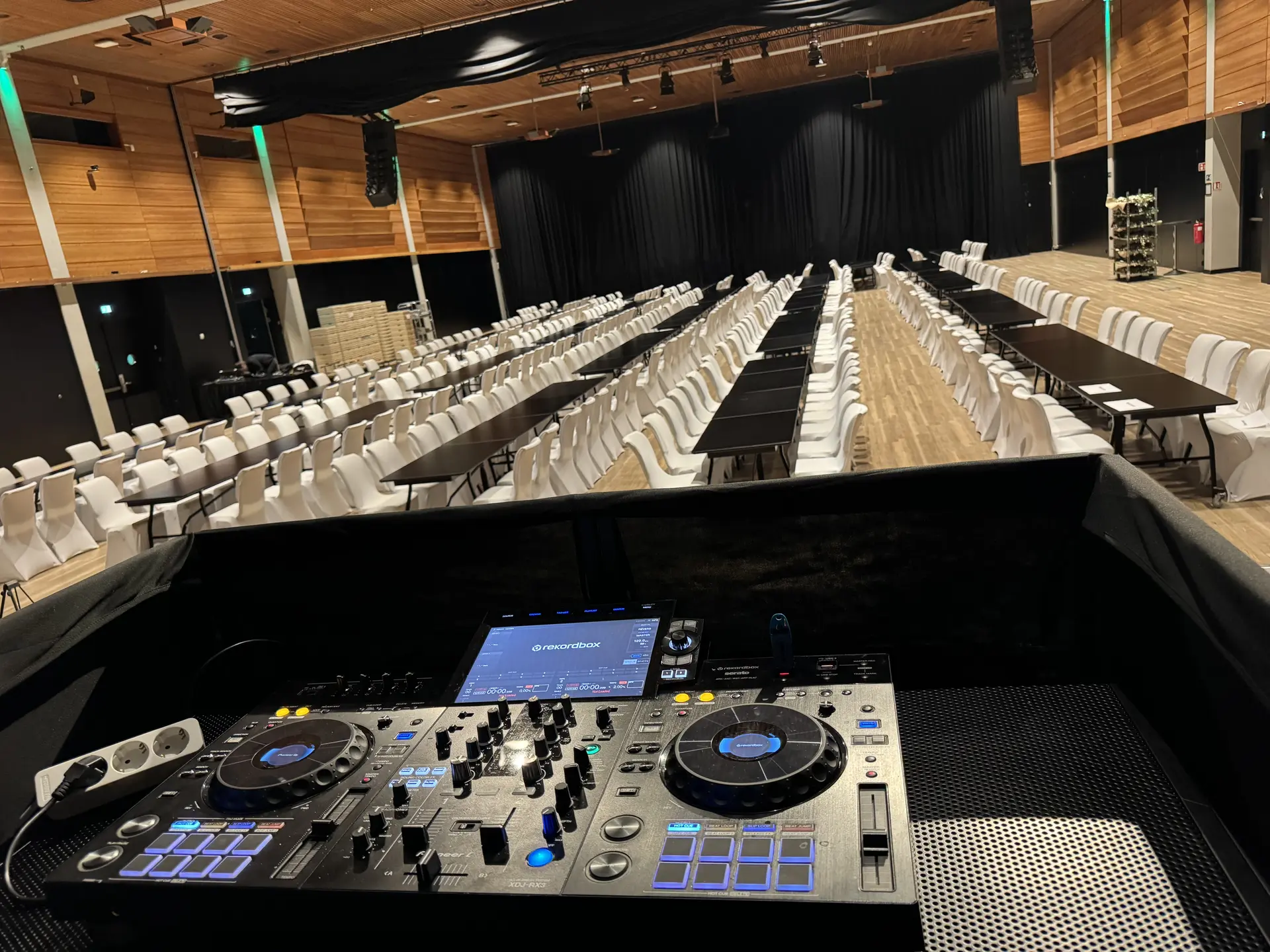 Ferdig rigget DJ-oppsett i et selskapslokale